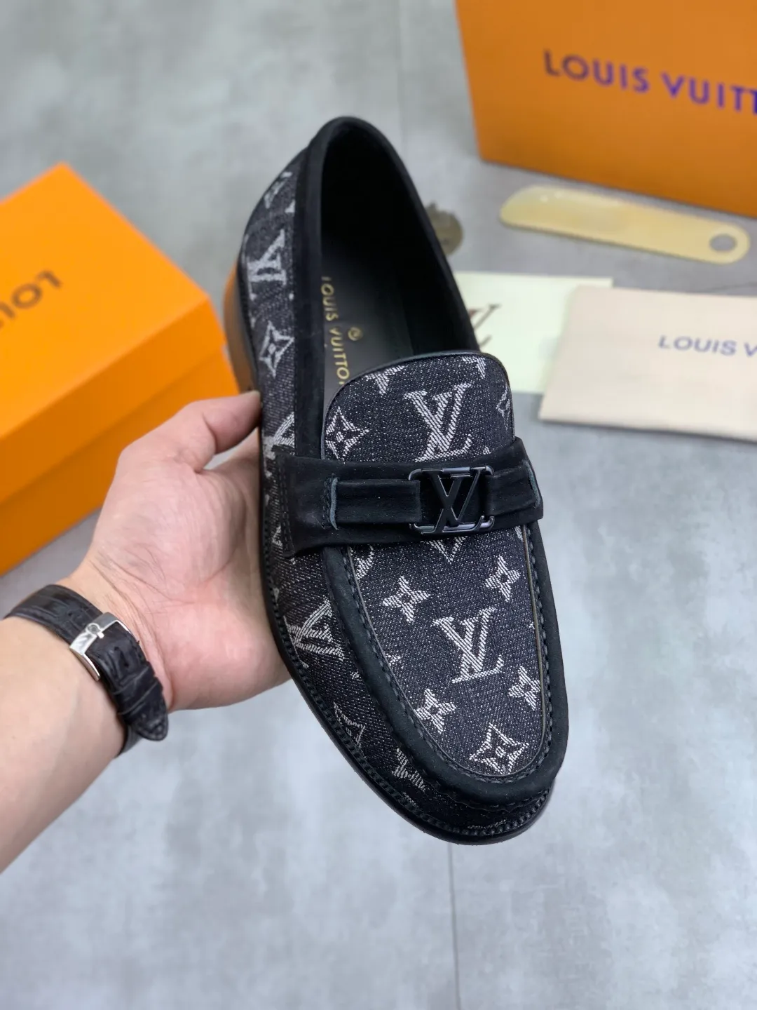 Men's men's shoes 💰P520 New style 💶[LOUIS VUITTON] Water-dyed Niuli Original order New style 🍀LV Louis Vuitton *——Top version of LV classic leather shoes! Made of imported original calfskin, original leather side strips and wear-resistant high-end rubber outsole! High quality products! Color: Black optional Size: 39-44 (45 customized)